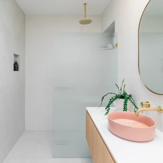 Fluted Radius Shower Screens 900mm - Right